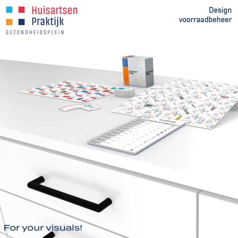 Voorraadlabels voor een huisartsenpraktijk gepresenteerd op een ladekast, samen met losse labels, voorraadlijst en product.